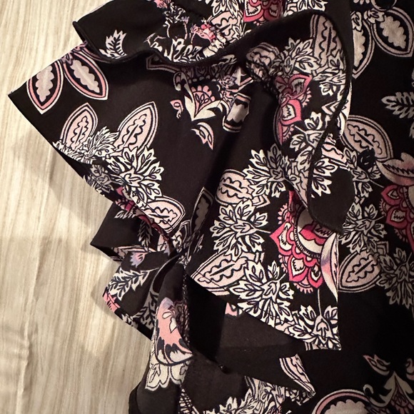 Lane Bryant Flutter Sleeve Crew Neck Top Black with floral pink sz 20 NWOT - Picture 4 of 5